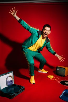 Bandmember zwischen Kopfhörern und Musik Gegenständen