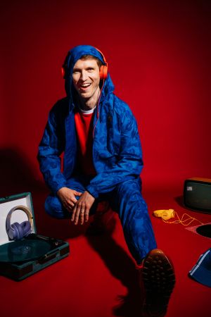 Bandmember zwischen Kopfhörern und Musik Gegenständen