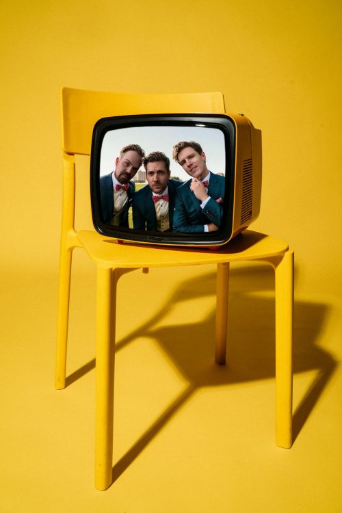 Hochzeitsband München Zanadu – Bandmitglieder als Köpfe in einem gelben Retro-Fernseher