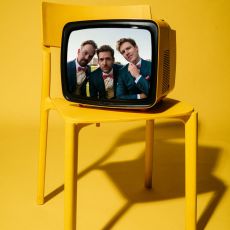 Die Köpfe der Zanadu Bandmitglieder in einem gelben Fernseher