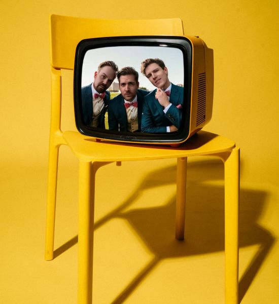 Hochzeitsband München Zanadu – Bandmitglieder als Köpfe in einem gelben Retro-Fernseher