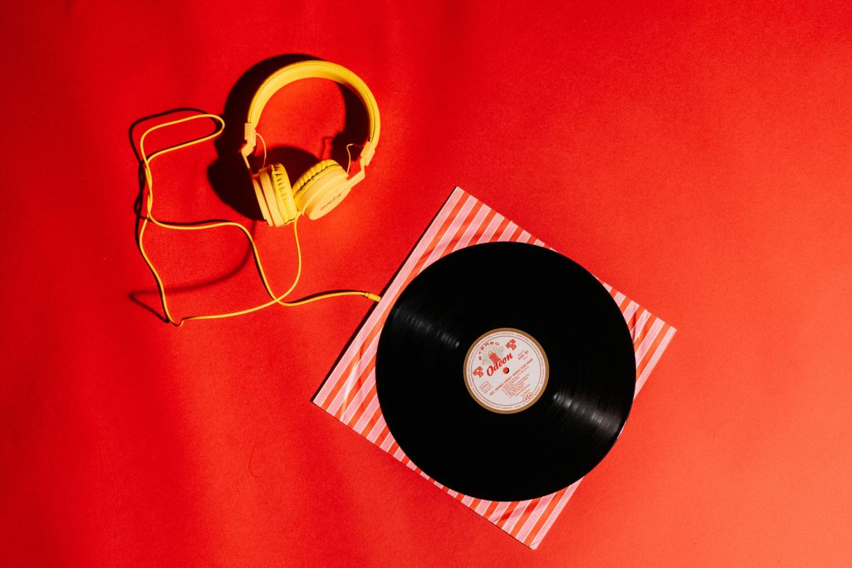 Eine Musik Schallplatte mit Kopfhörern daneben